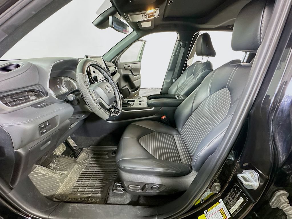 Used 2024 Toyota Highlander XSE FWD image 16