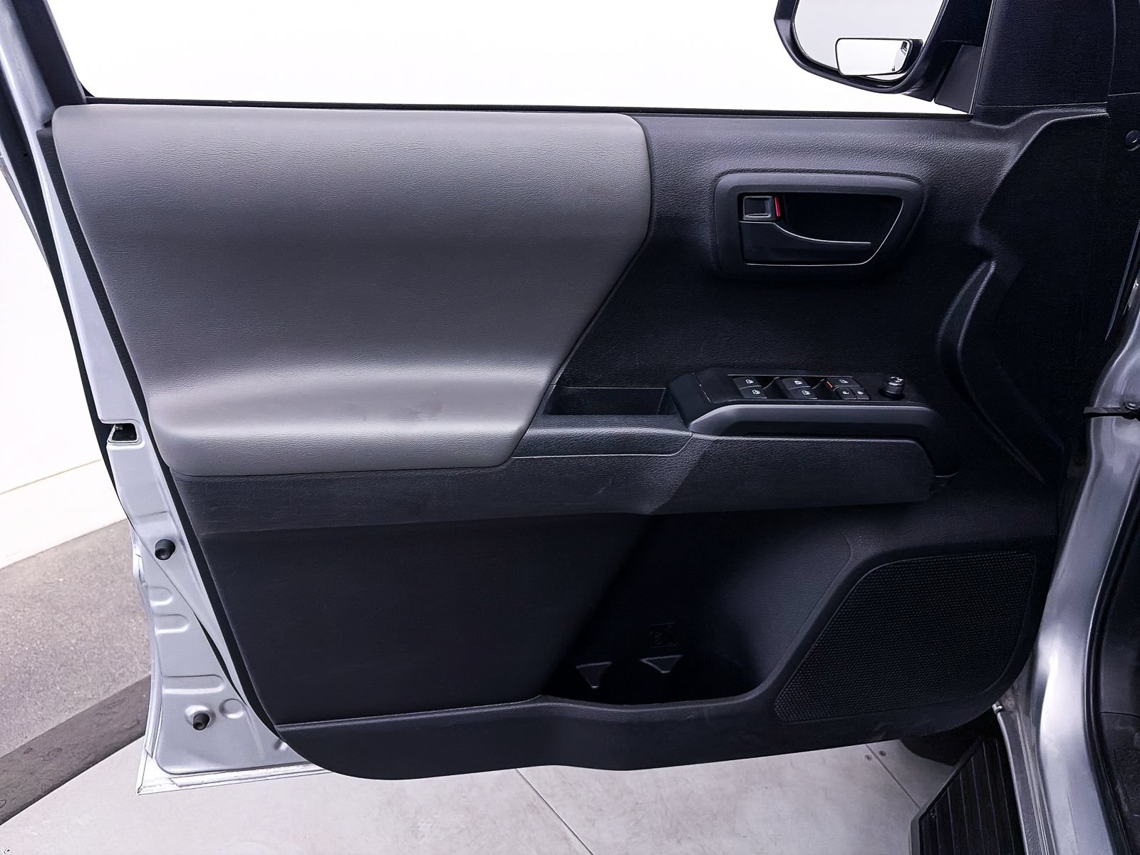 Used 2023 Toyota Tacoma SR w/ SR Convenience Package RWD image 17