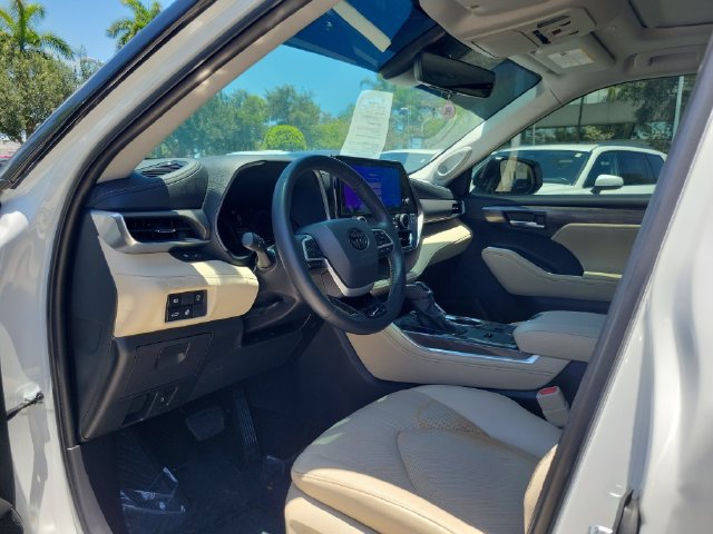 Used 2025 Toyota Highlander Limited FWD image 10