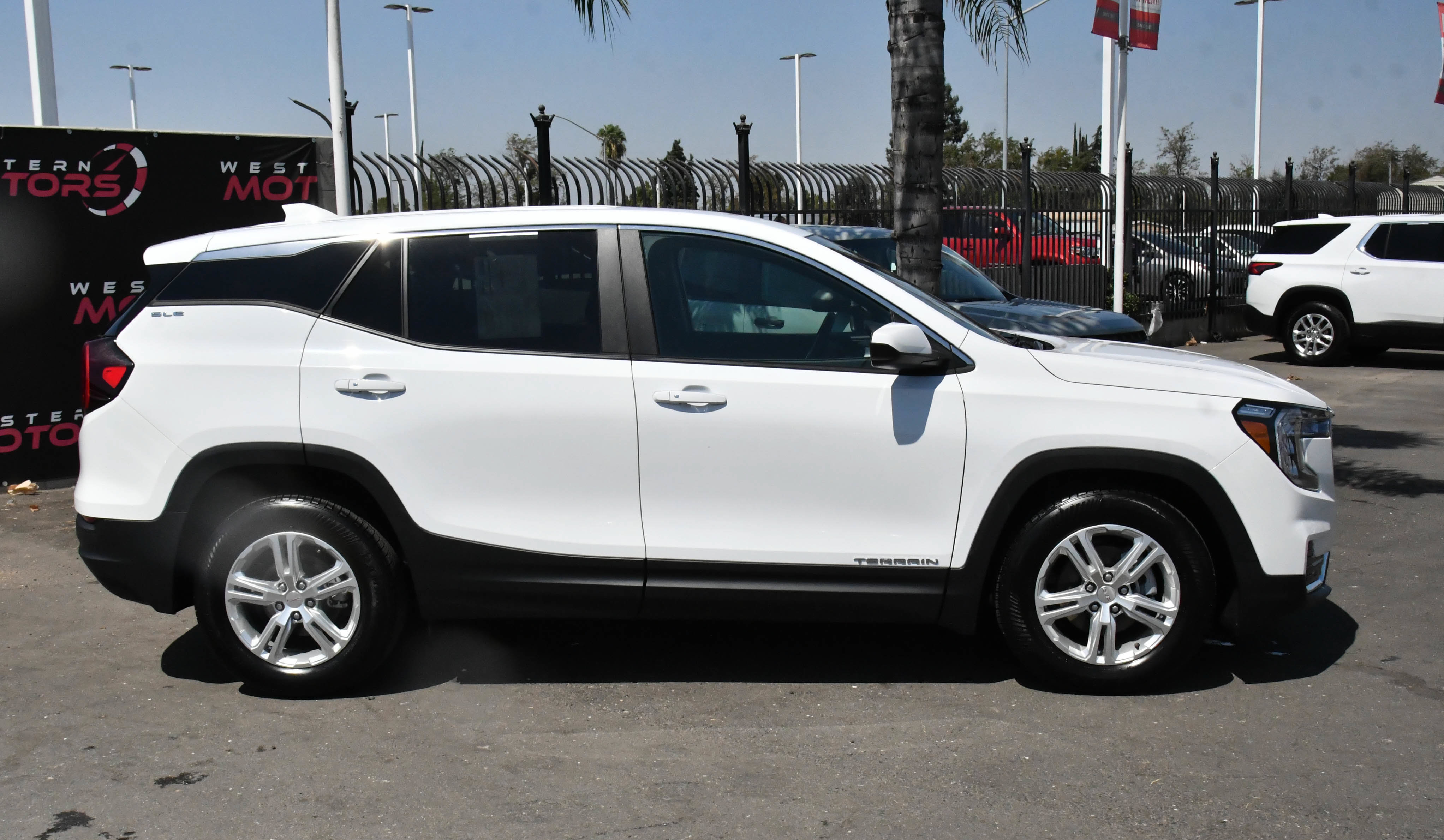 Used 2024 GMC Terrain SLE FWD image 9