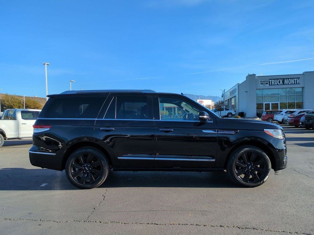 Used 2024 Lincoln Navigator Reserve AWD/4WD image 2