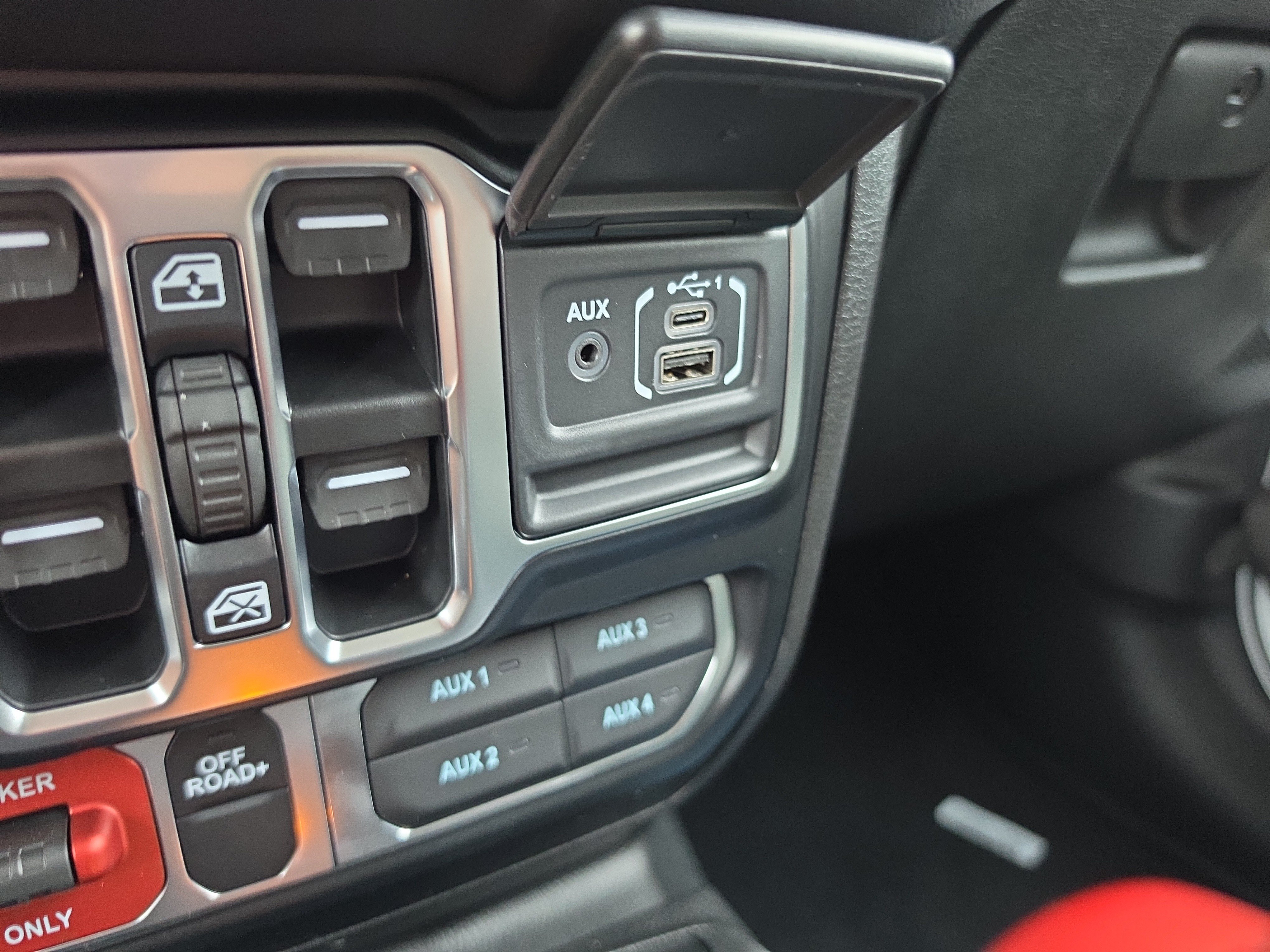New 2026 Jeep Gladiator Mojave w/ Steel Bumper Group AWD/4WD image 28