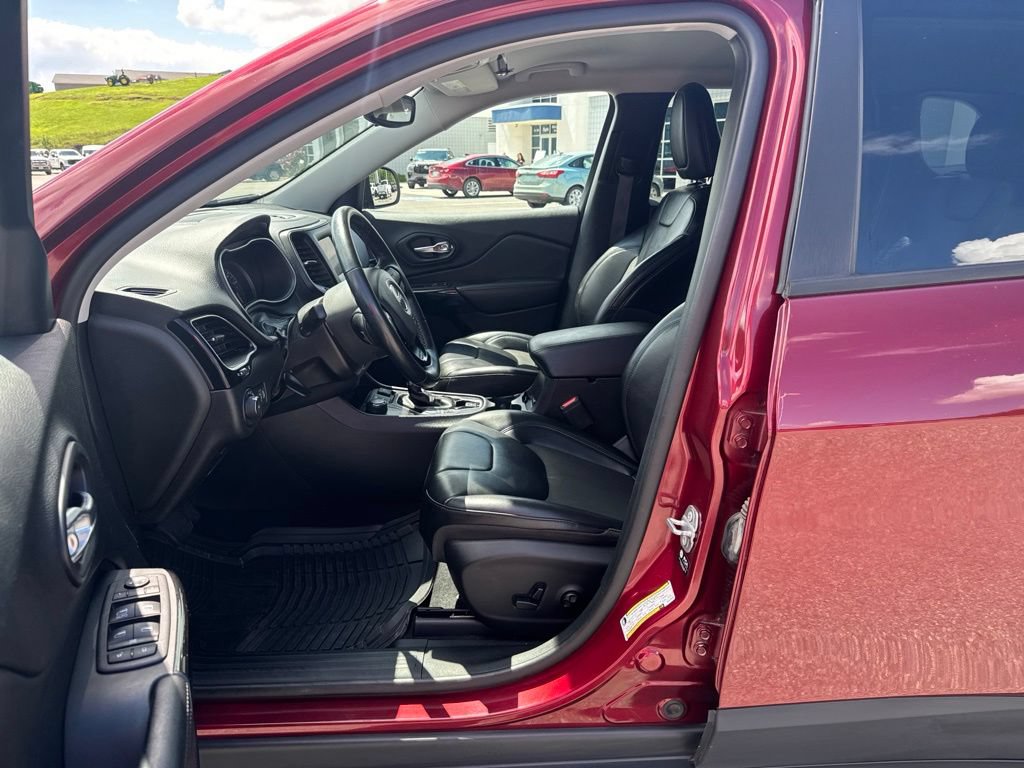 Used 2021 Jeep Cherokee Latitude Plus AWD/4WD image 10
