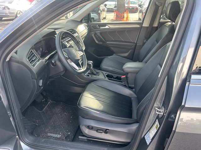 Used 2022 Volkswagen Tiguan SE w/ Panoramic Sunroof Package FWD image 5