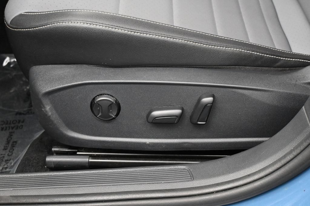 Used 2025 Volkswagen Jetta SE FWD image 12