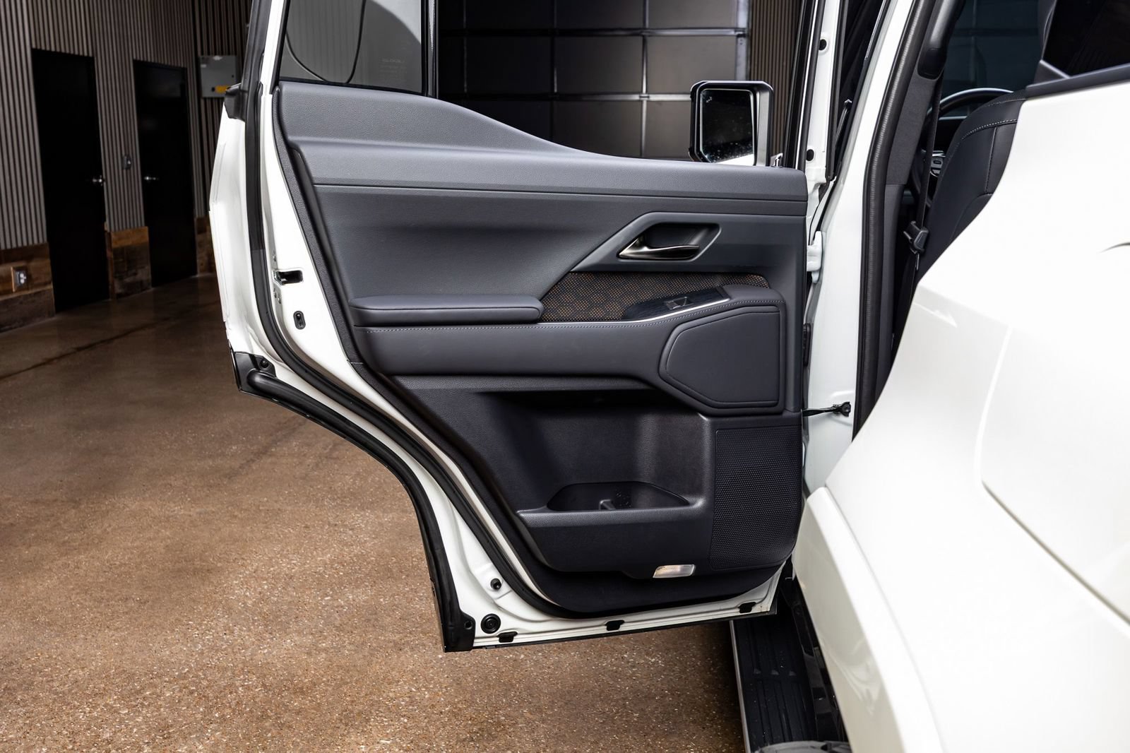 Used 2025 Lexus GX 550 w/ Accessory Package (2T) AWD/4WD image 38