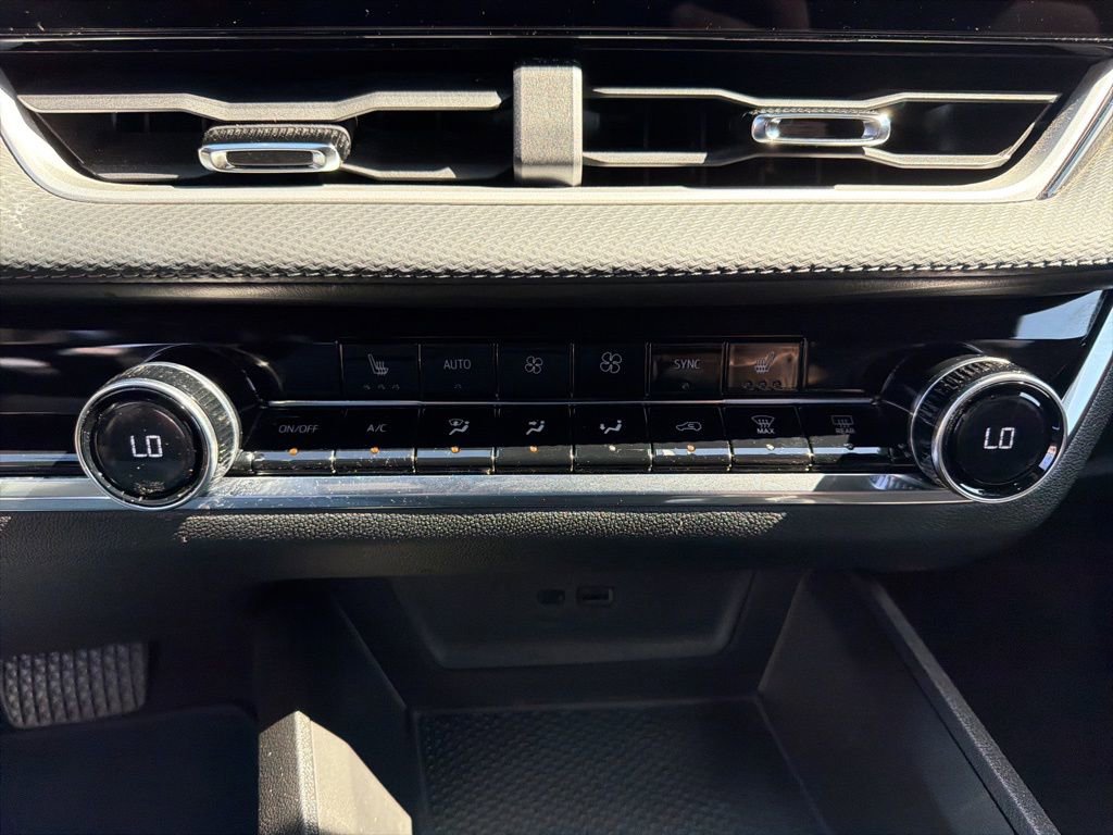 Used 2025 Chevrolet Equinox LT w/ Convenience Package II image 17