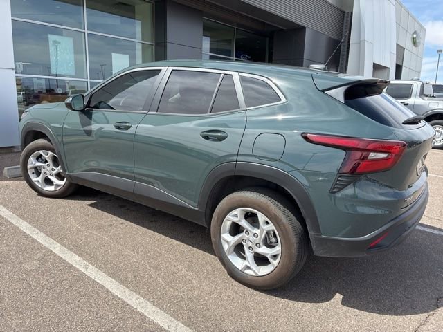 Used 2025 Chevrolet Trax LS w/ LS Convenience Package image 4