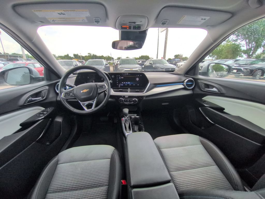Used 2025 Chevrolet Trax LT w/ LT Convenience Package FWD image 25