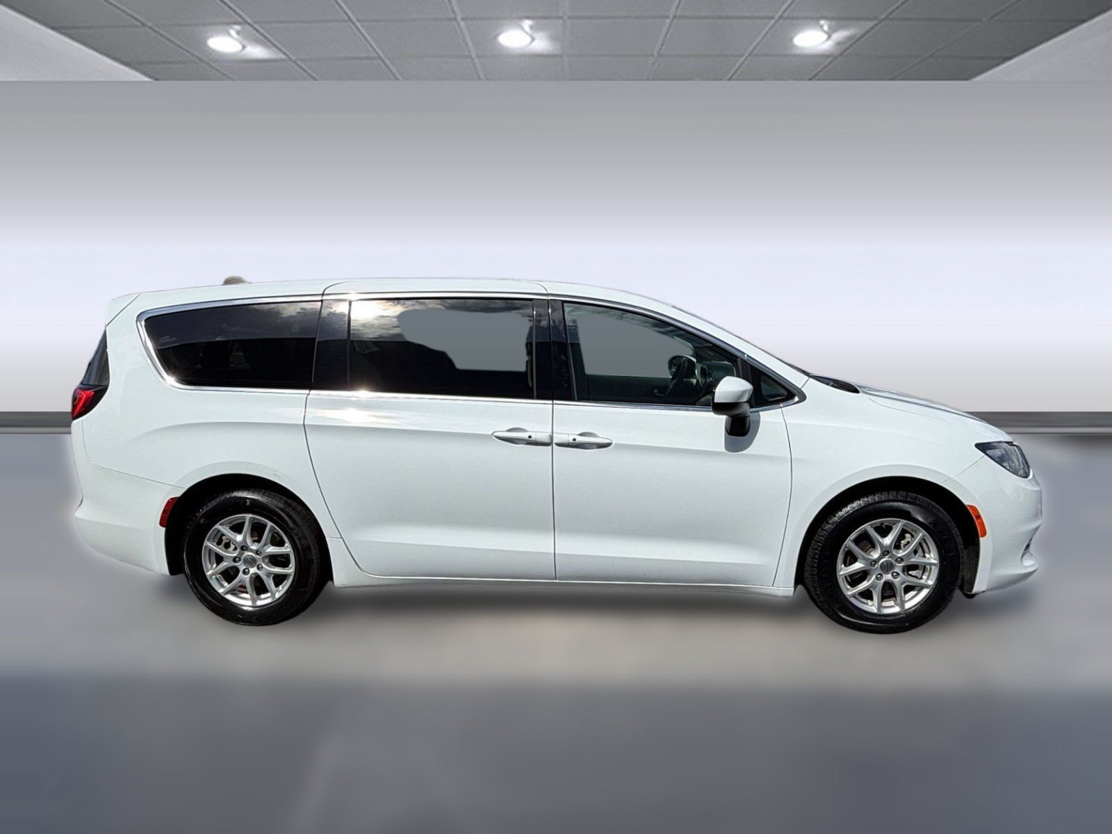 Used 2023 Chrysler Voyager LX FWD image 8