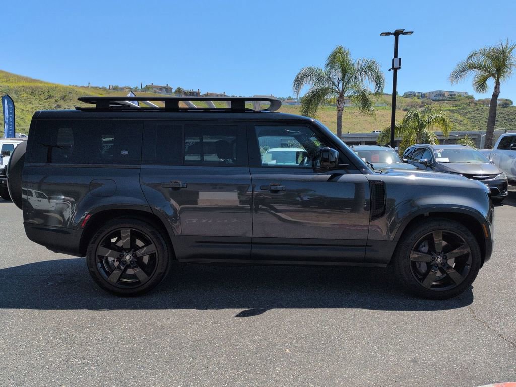 Used 2023 Land Rover Defender 130 SE image 4