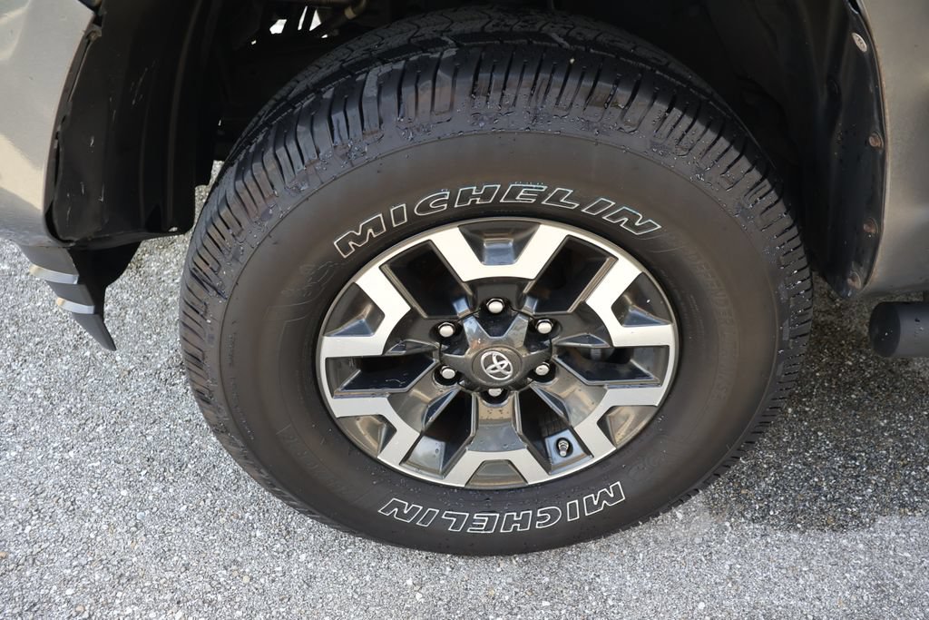 Used 2017 Toyota Tacoma SR RWD image 4
