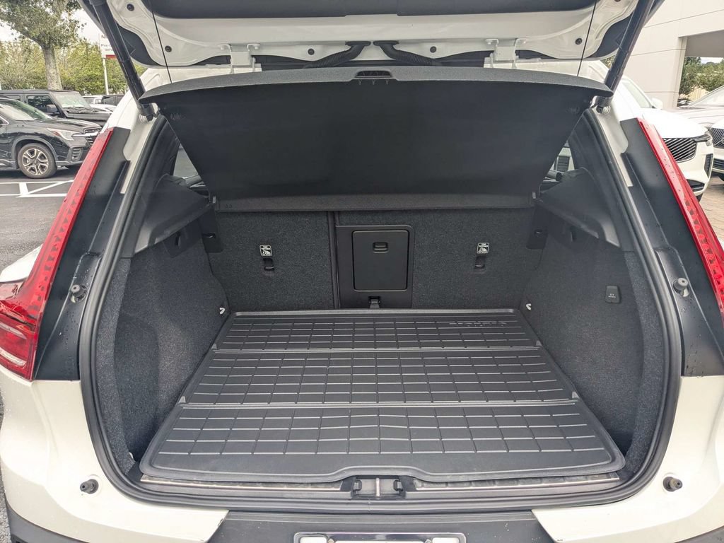 Certified 2023 Volvo XC40 B5 Plus w/ Protection Package Premier AWD/4WD image 18