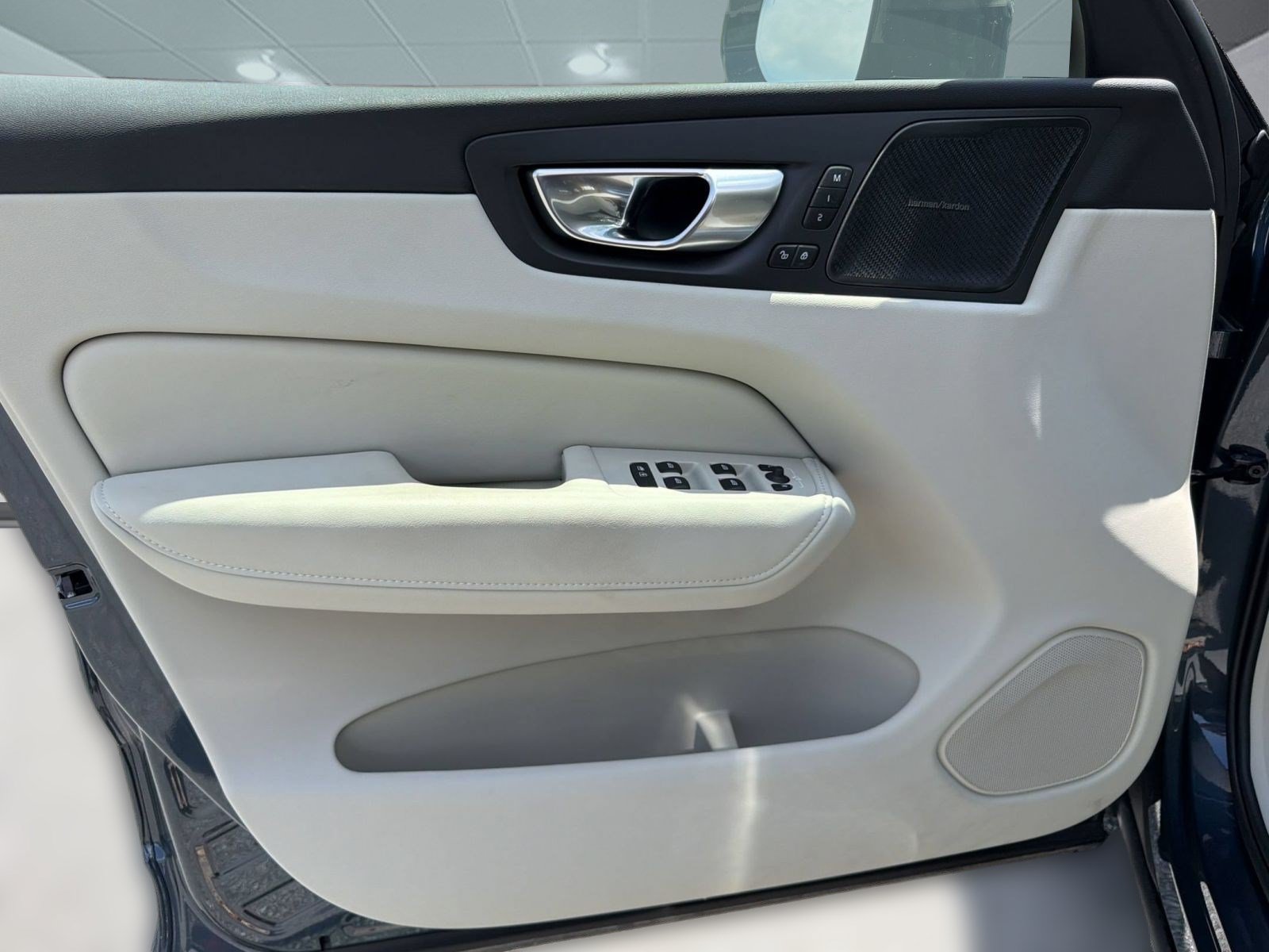 Certified 2024 Volvo XC60 B5 Ultimate w/ Protection Package Premier AWD/4WD image 23