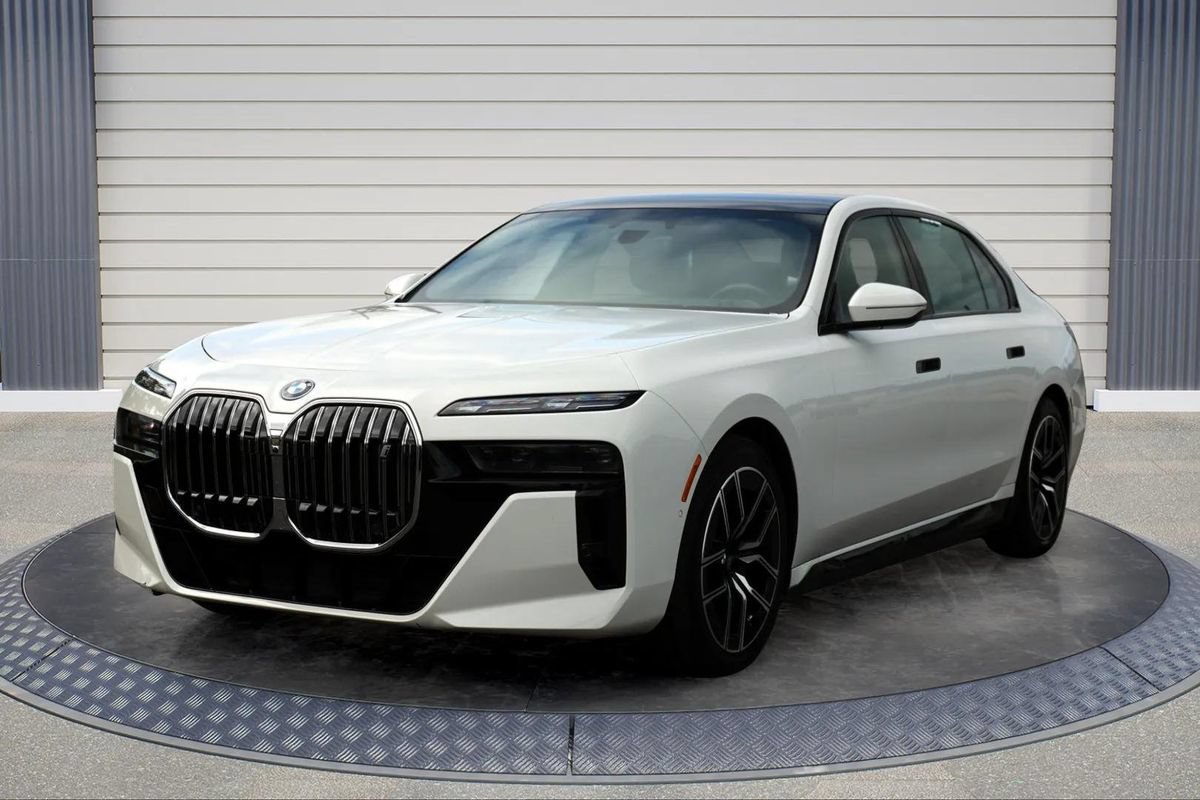 Used 2023 BMW i7 xDrive60 w/ Executive Package 2 AWD/4WD image 4