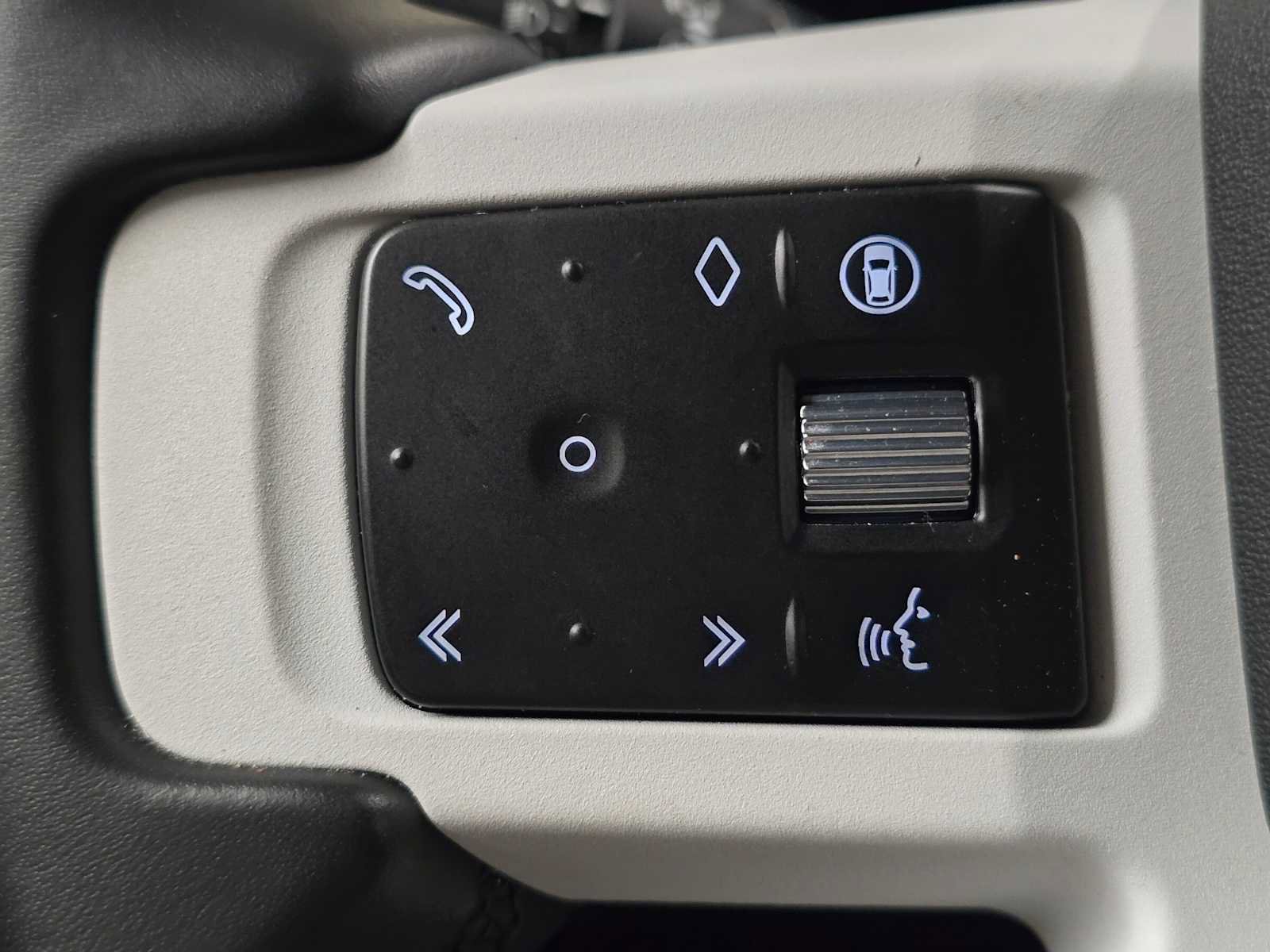 Used 2025 Land Rover Defender 130 X-Dynamic SE AWD/4WD image 34