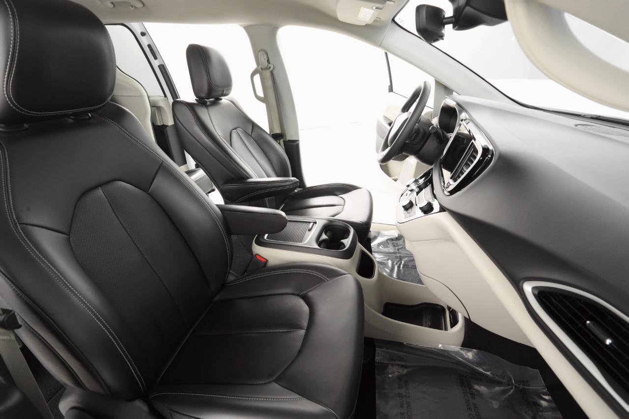 Used 2023 Chrysler Pacifica Touring-L image 28