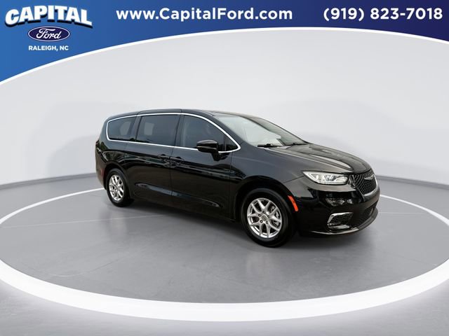 Used 2023 Chrysler Pacifica Touring-L FWD image 2
