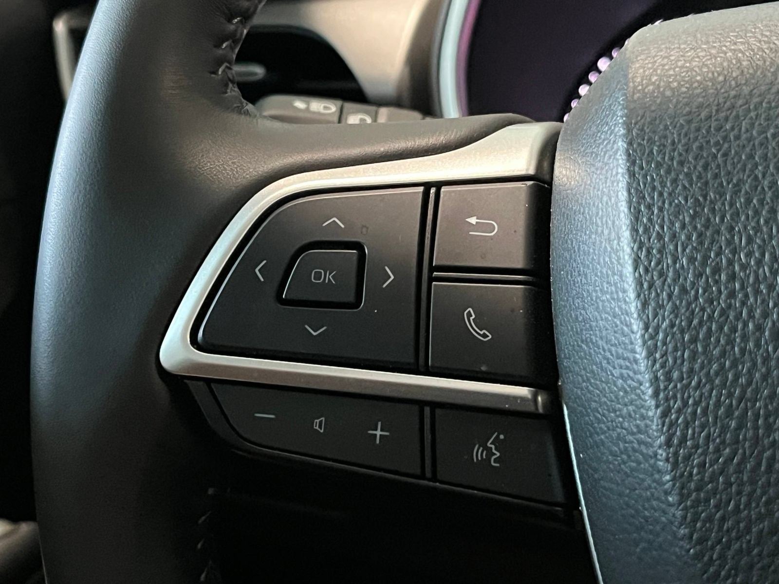 Used 2025 Toyota Highlander XLE FWD image 33