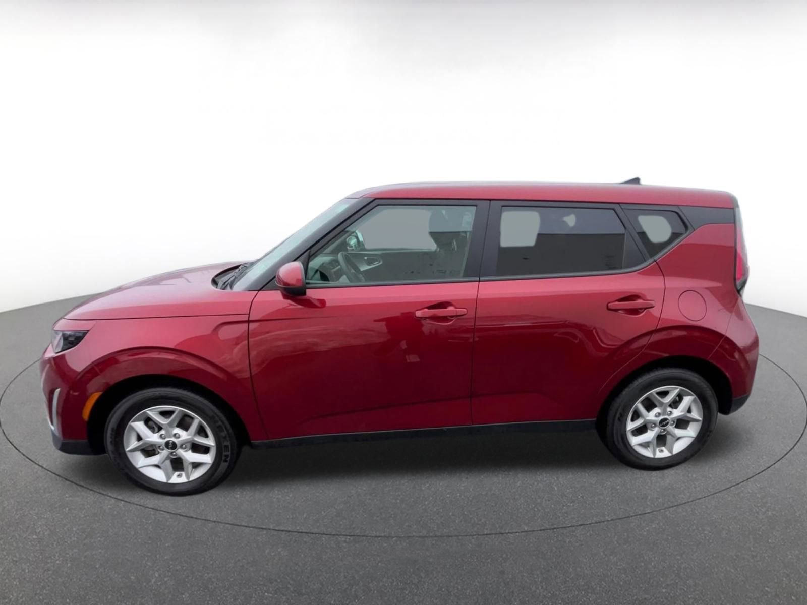 Used 2025 Kia Soul LX w/ LX Technology Package FWD image 9