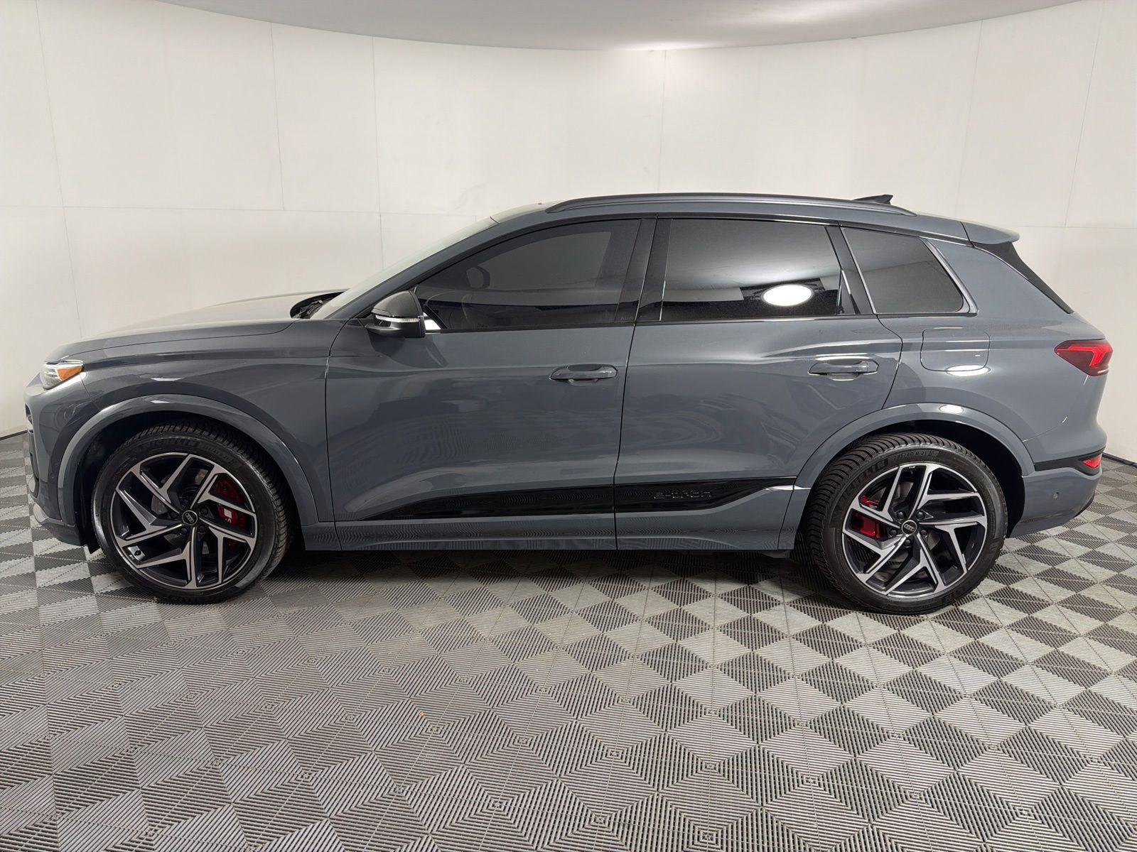 Used 2025 Audi SQ6 e-tron Premium Plus w/ Premium Plus AWD/4WD image 5