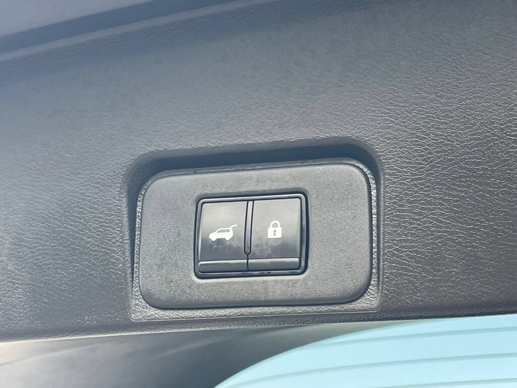 Used 2025 Nissan Rogue SV AWD/4WD image 25