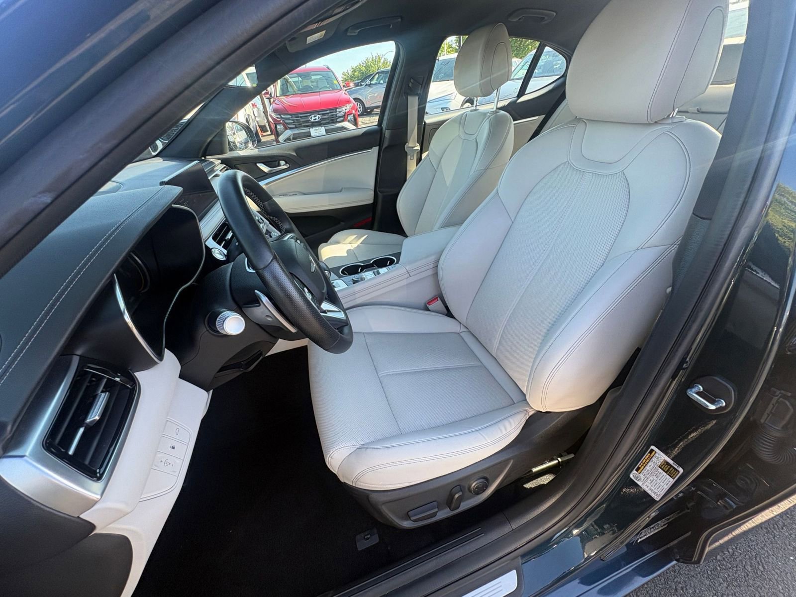 Used 2025 Genesis G70 2.5T image 38