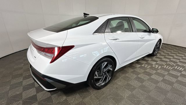Certified 2025 Hyundai Elantra Limited FWD image 3
