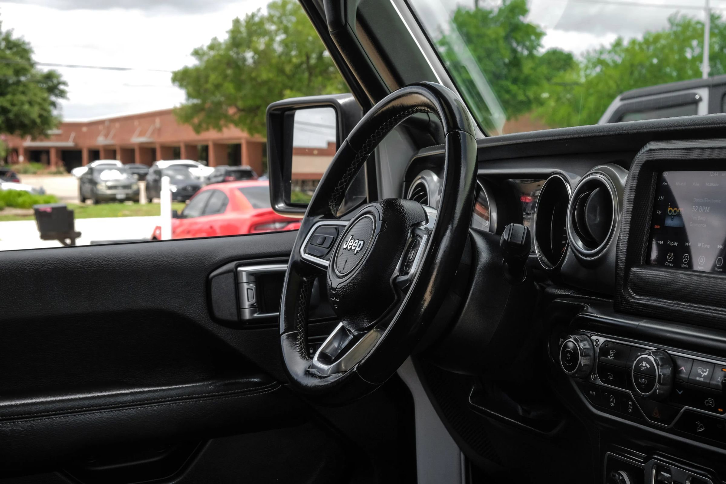 Used 2020 Jeep Wrangler Unlimited Sahara image 15