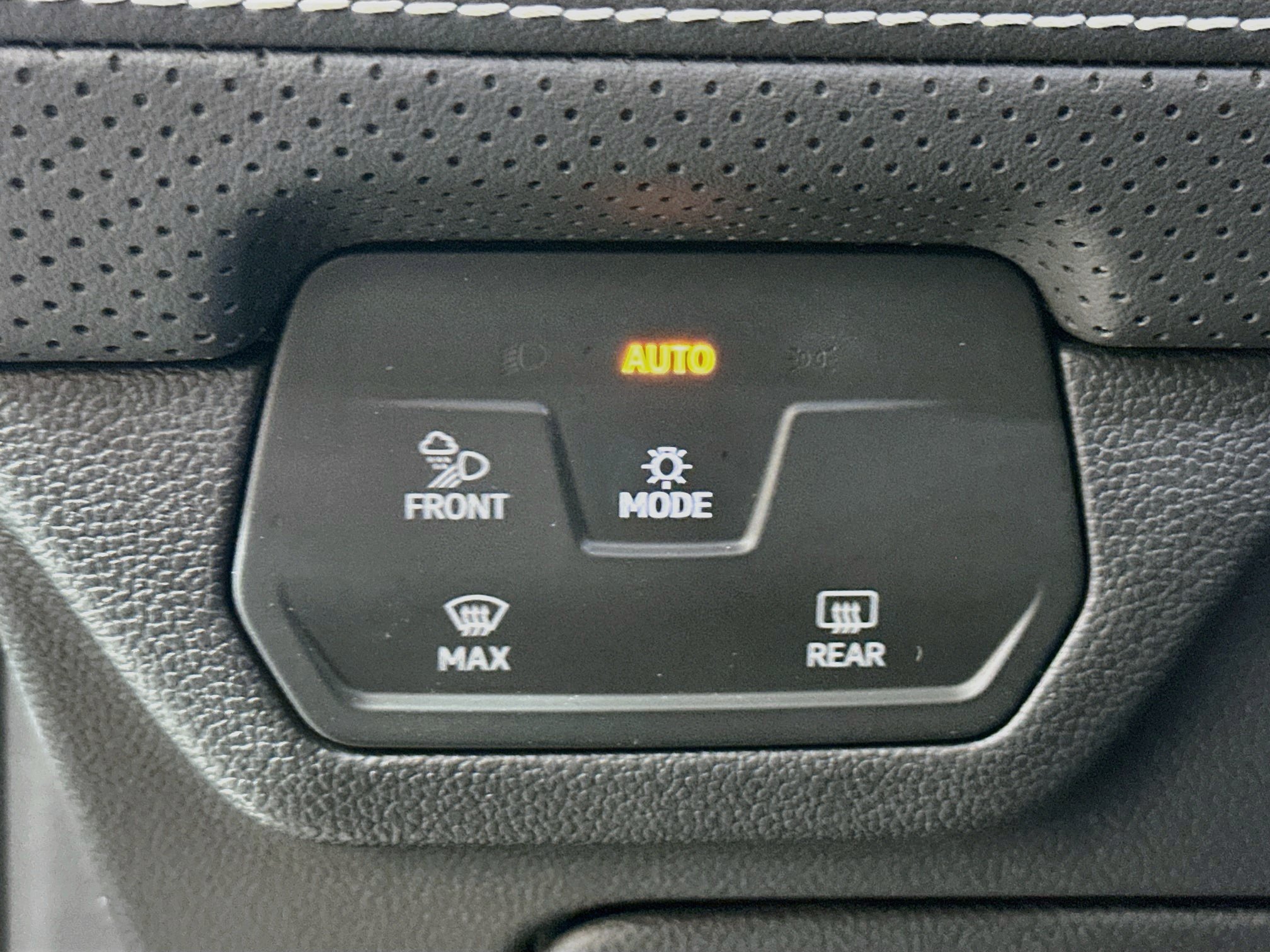Used 2025 Volkswagen Atlas SE AWD/4WD image 17