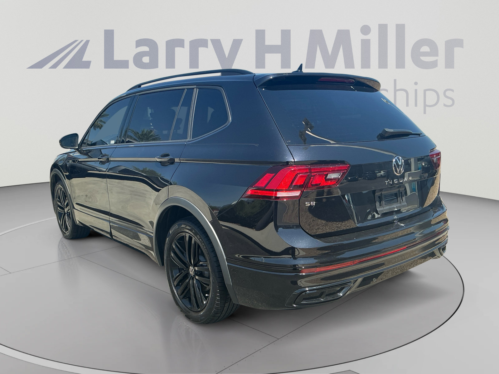 Used 2022 Volkswagen Tiguan SE R-Line FWD image 3