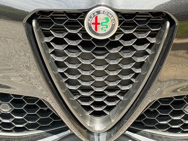 Used 2023 Alfa Romeo Giulia Veloce AWD/4WD image 11