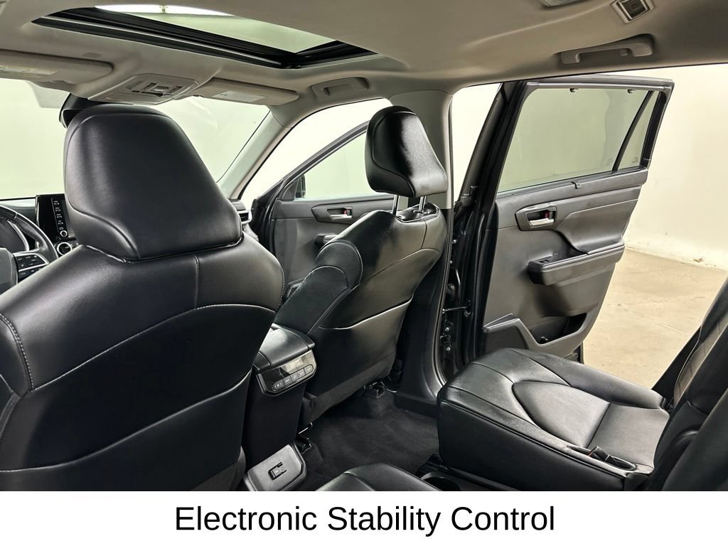 Used 2022 Toyota Highlander XLE FWD image 33