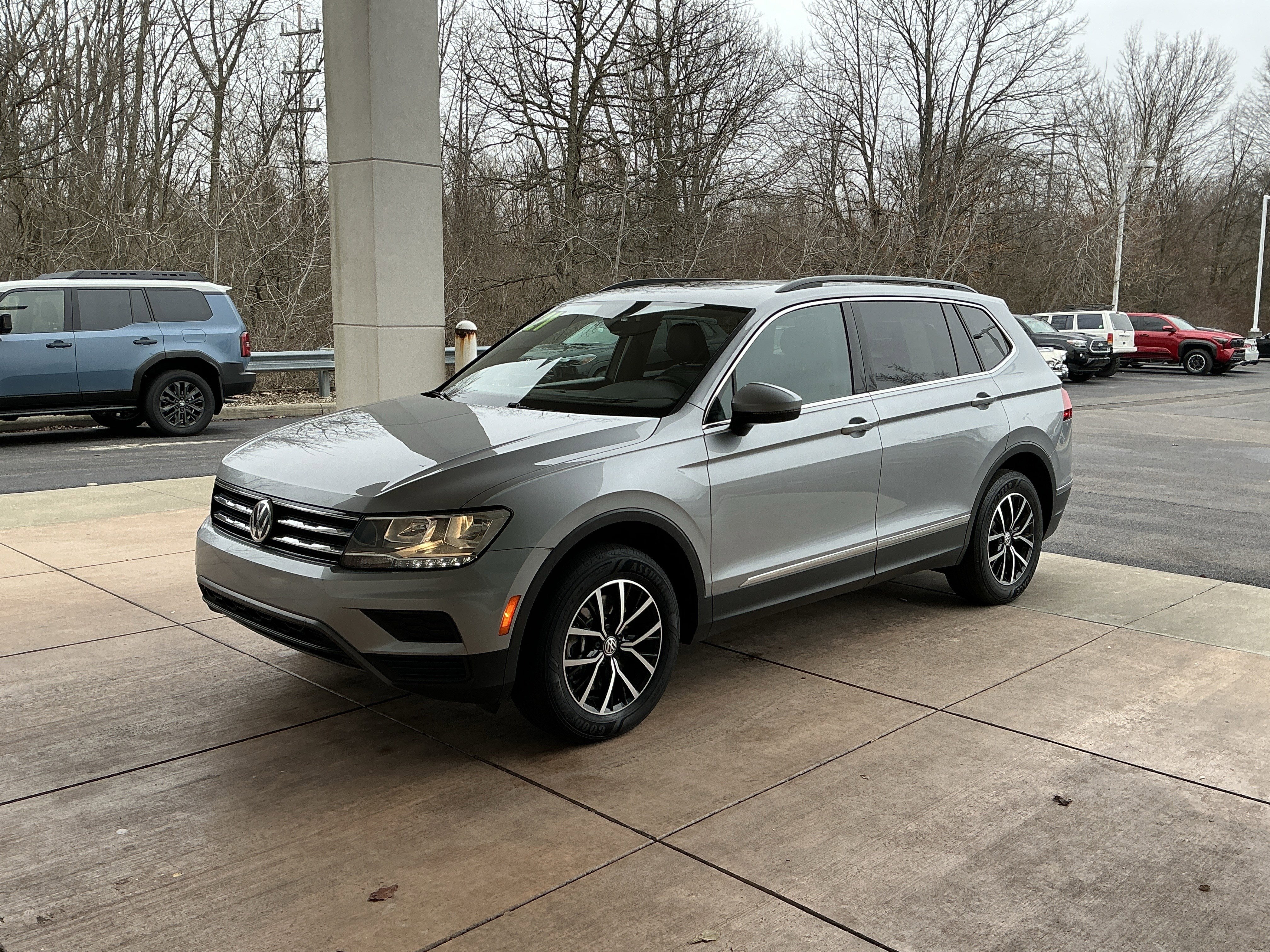 Used 2021 Volkswagen Tiguan SE w/ Panoramic Sunroof Package image 3