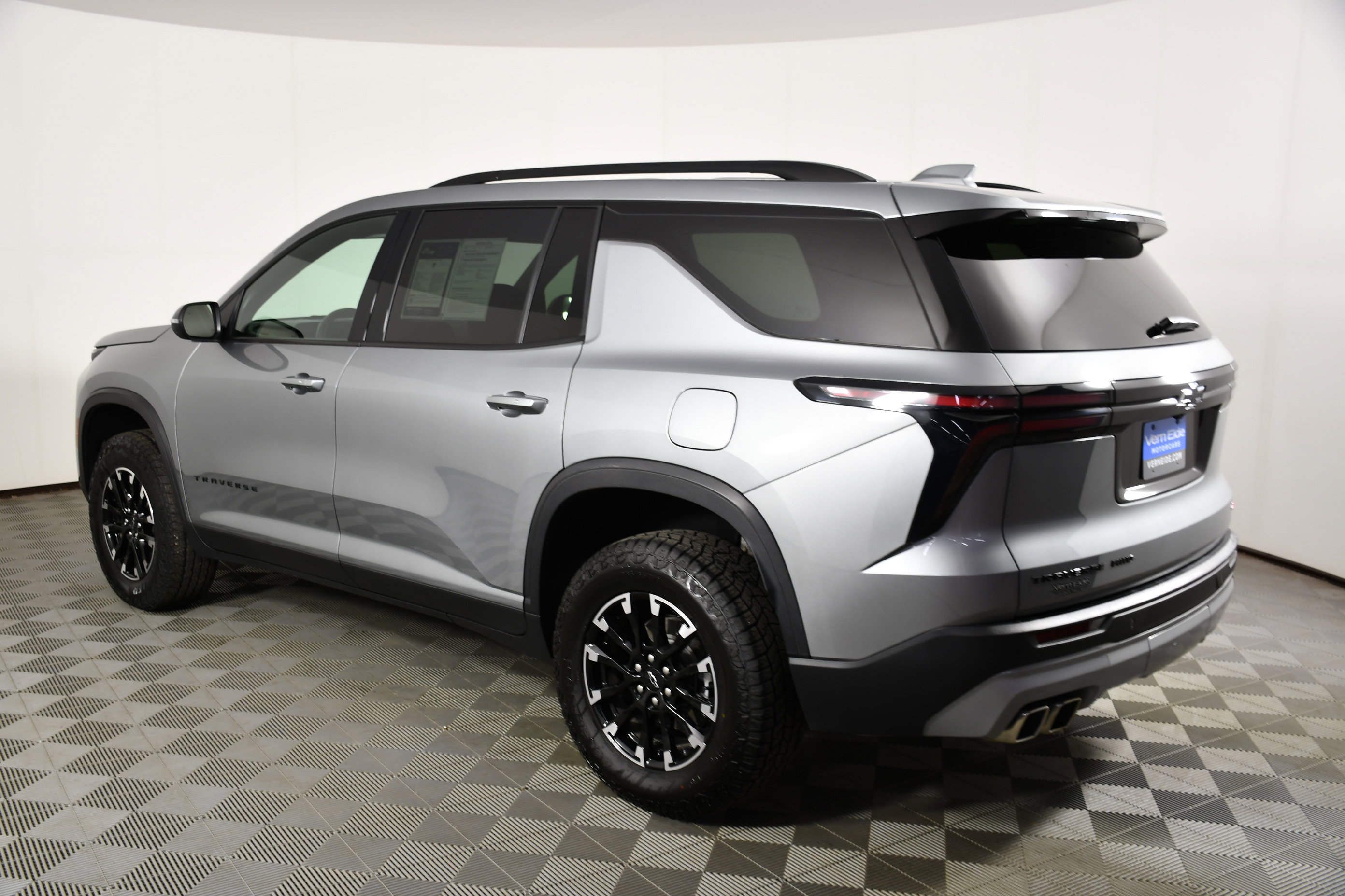 Used 2025 Chevrolet Traverse Z71 image 8