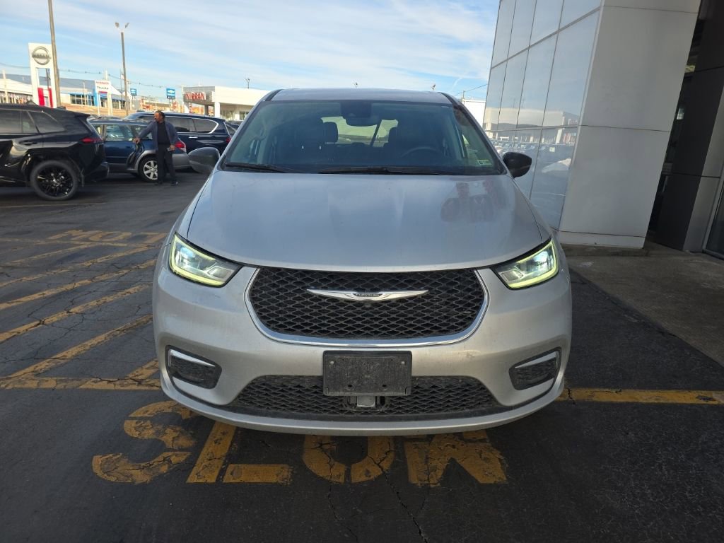 Used 2024 Chrysler Pacifica Touring-L image 9