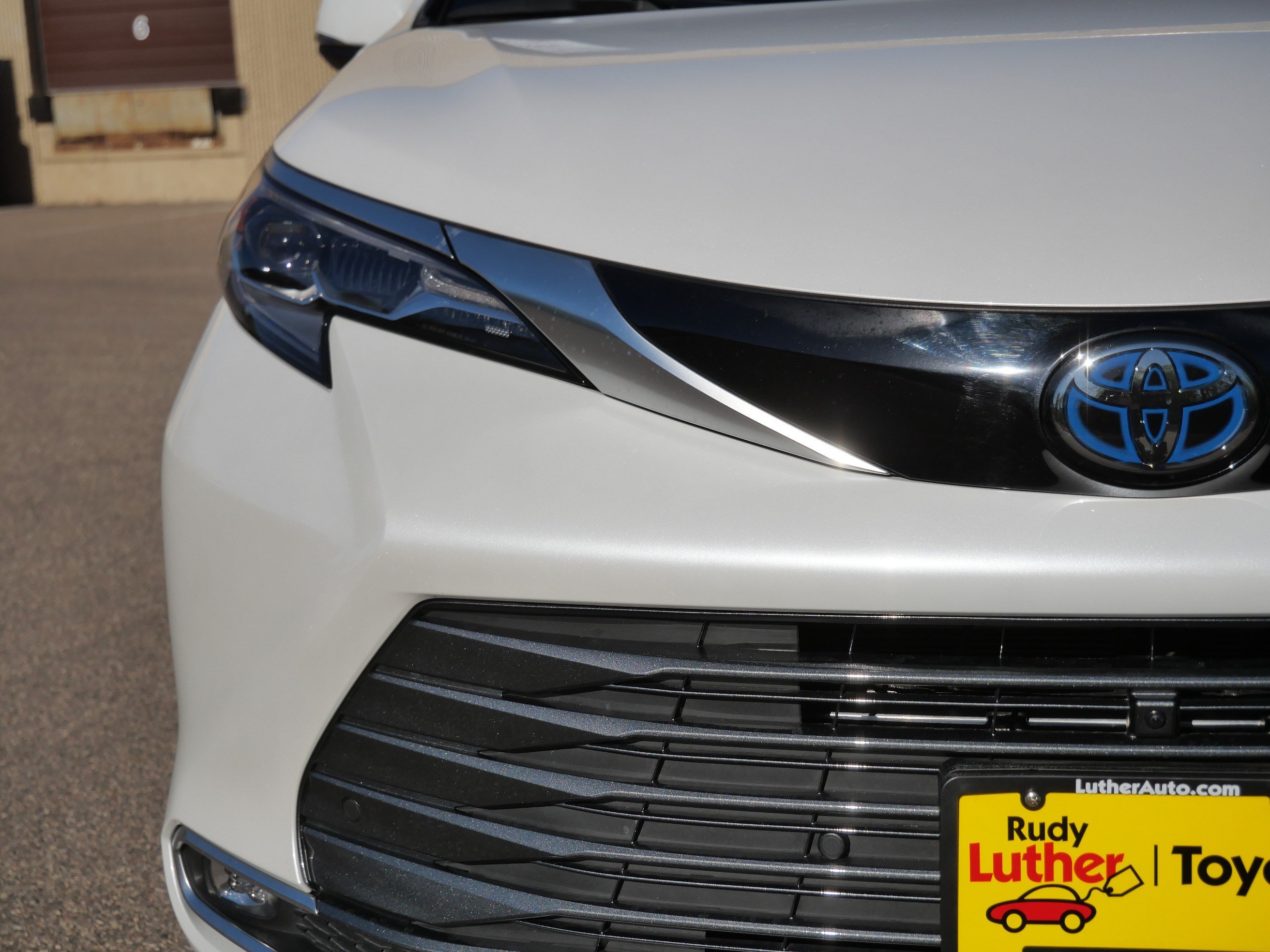 Certified 2025 Toyota Sienna Platinum FWD image 17
