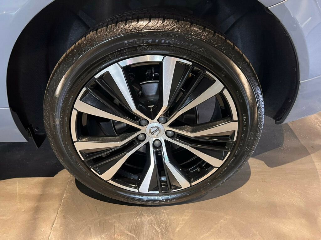 Used 2023 Volvo XC60 B5 Plus image 11