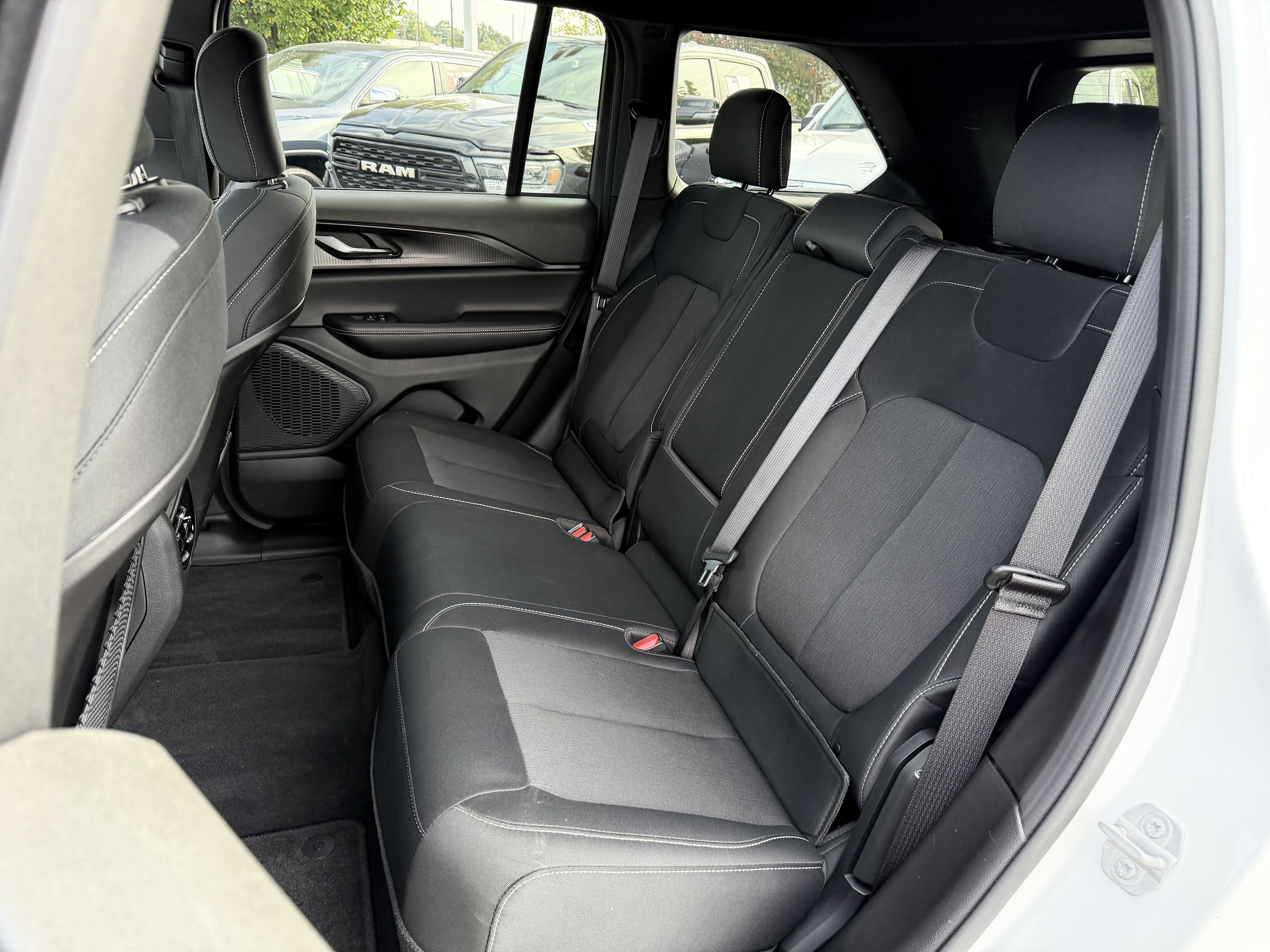 Used 2025 Jeep Grand Cherokee Laredo w/ Luxury Tech Group I RWD image 32