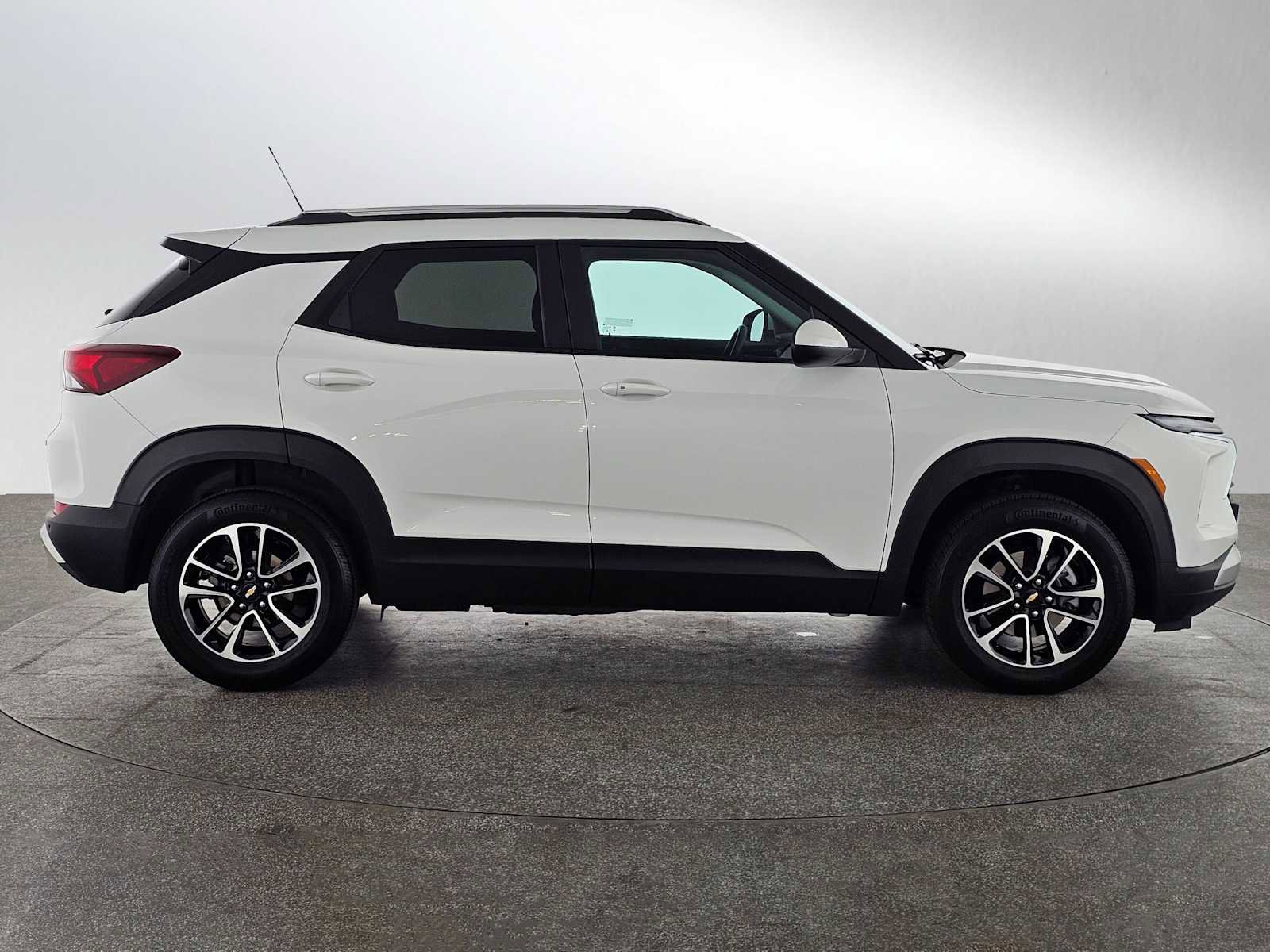 Used 2025 Chevrolet TrailBlazer LT w/ Convenience Package AWD/4WD image 2