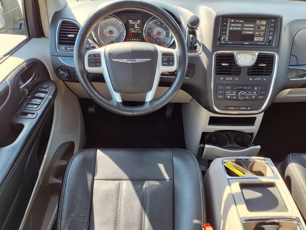 Used 2016 Chrysler Town & Country Touring w/ Driver Convenience Group FWD image 3