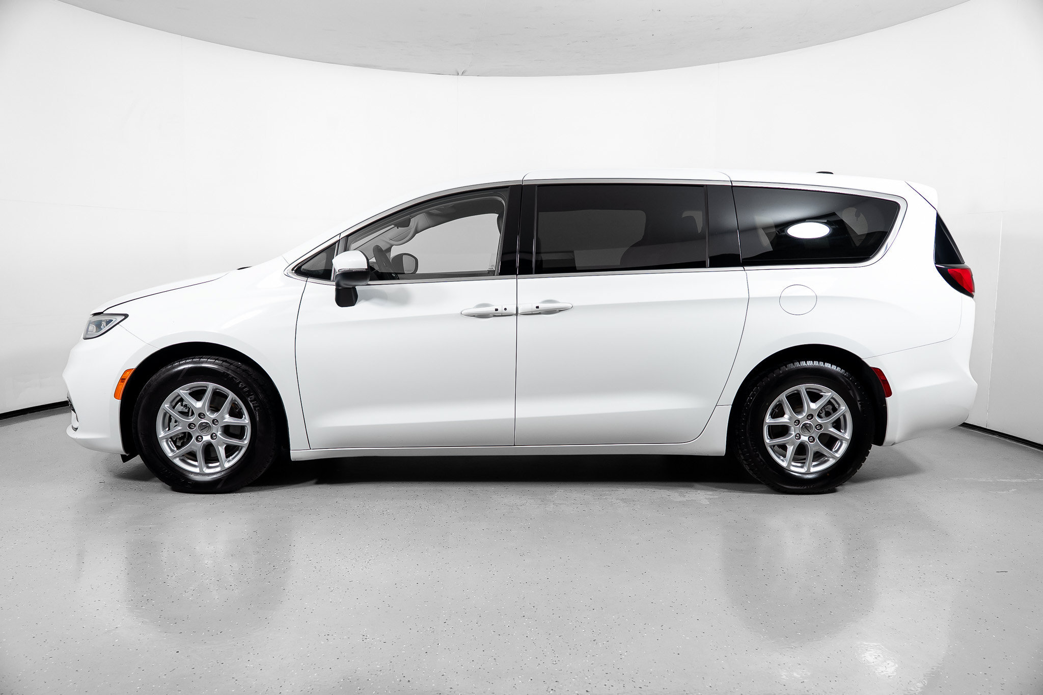 Used 2023 Chrysler Pacifica Touring-L FWD image 13