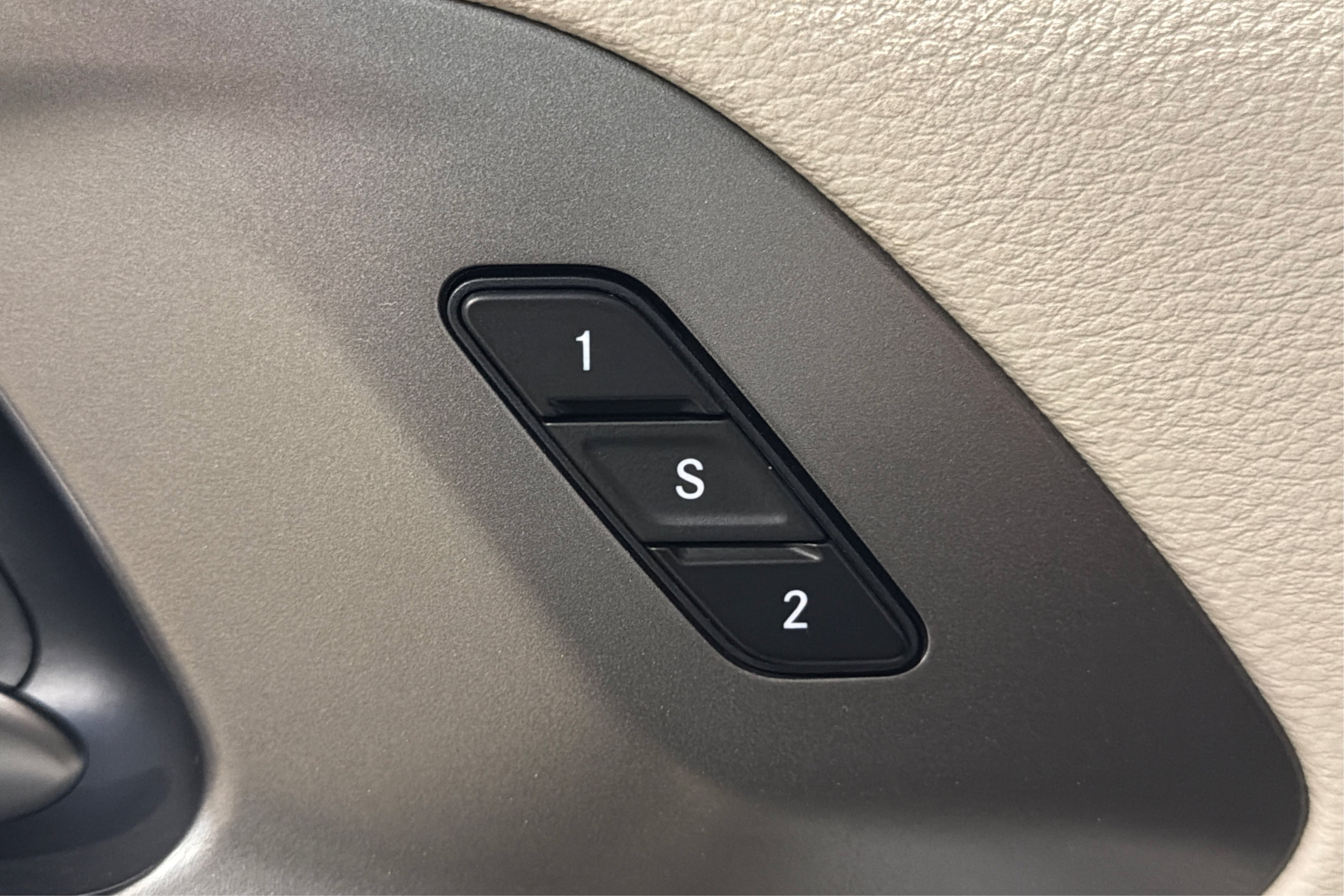 Used 2024 Chrysler Pacifica Touring-L FWD image 17