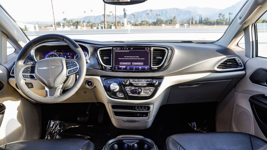 Used 2022 Chrysler Pacifica Touring-L FWD image 15
