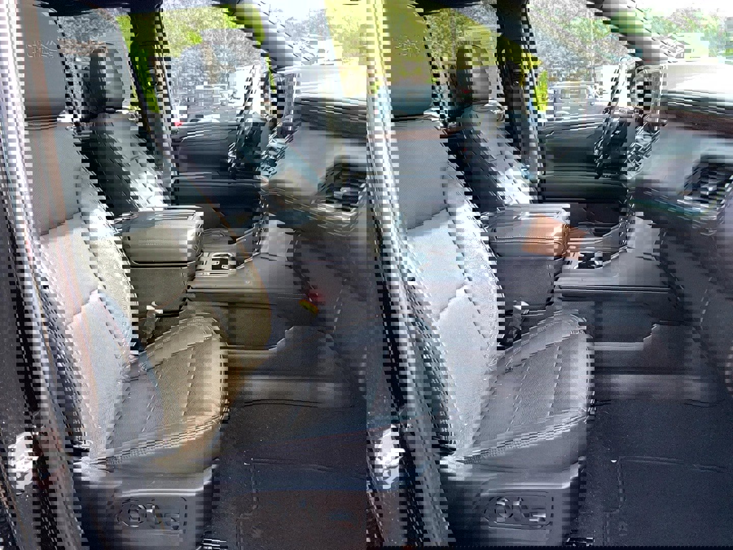 Used 2023 Chevrolet Tahoe High Country w/ Advanced Technology Package AWD/4WD image 23