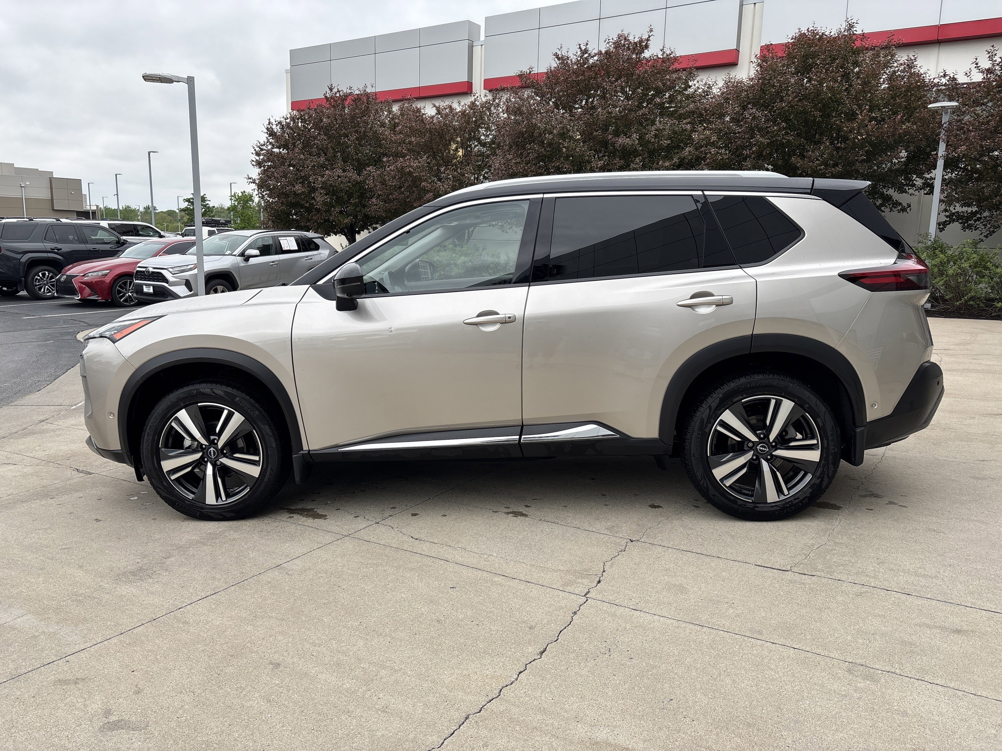 Used 2023 Nissan Rogue SL w/ SL Premium Package FWD image 9