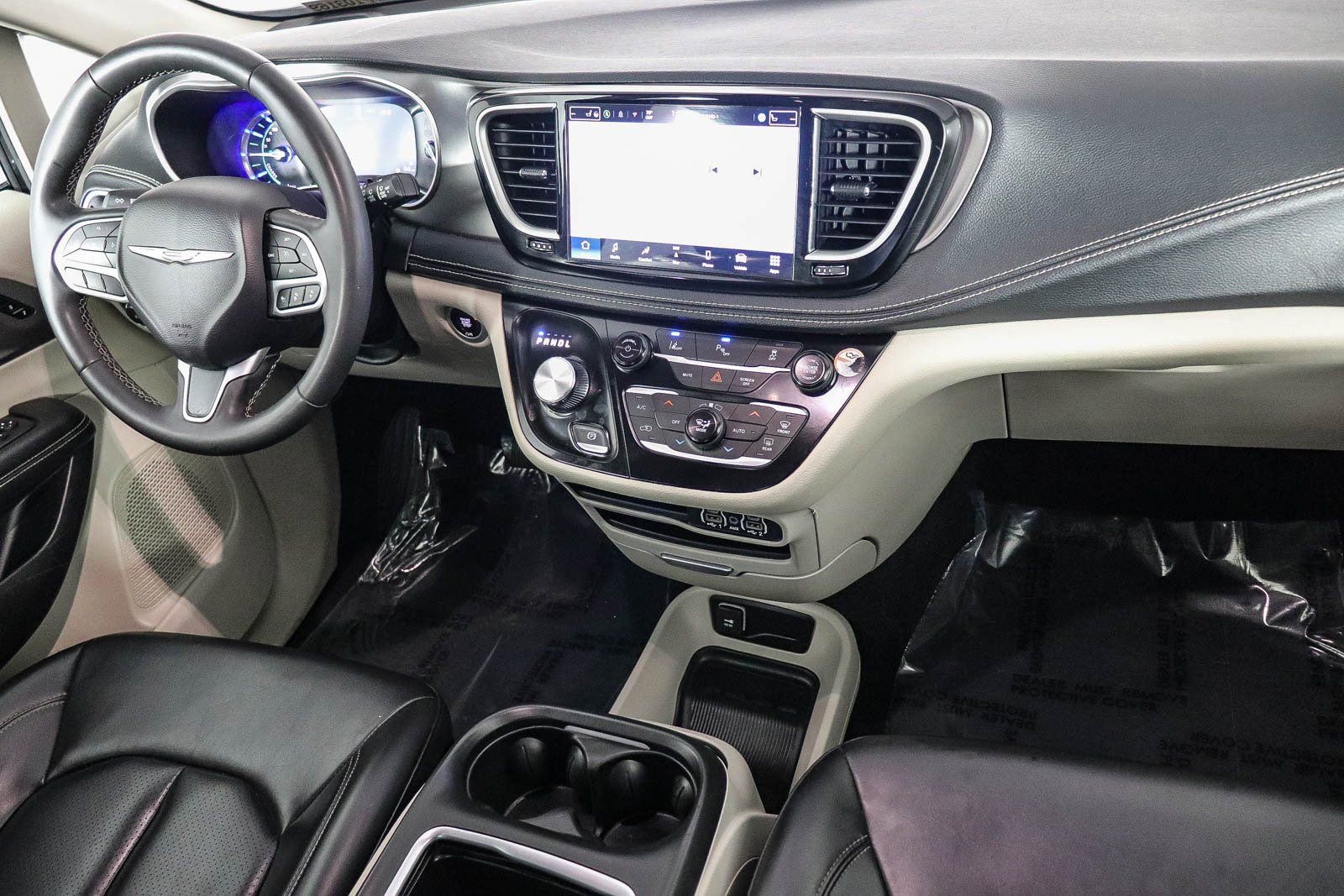 Used 2024 Chrysler Pacifica Select image 12