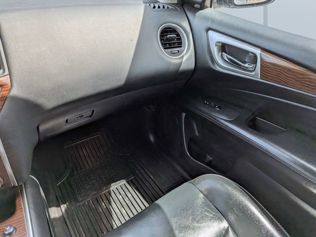 Used 2017 Nissan Pathfinder Platinum image 17