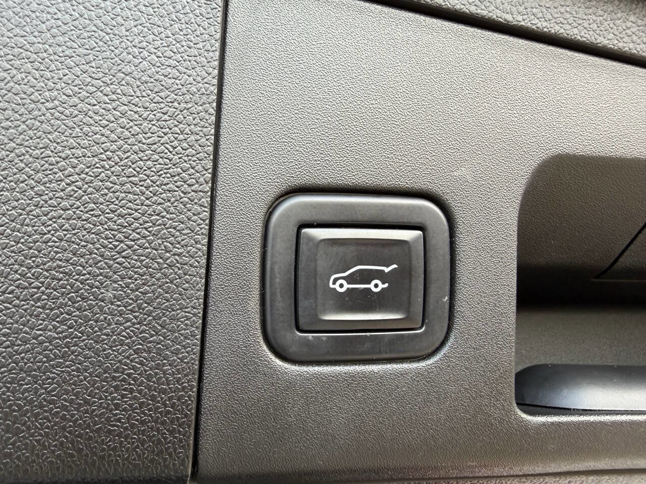 Used 2023 Cadillac XT4 Premium Luxury image 32