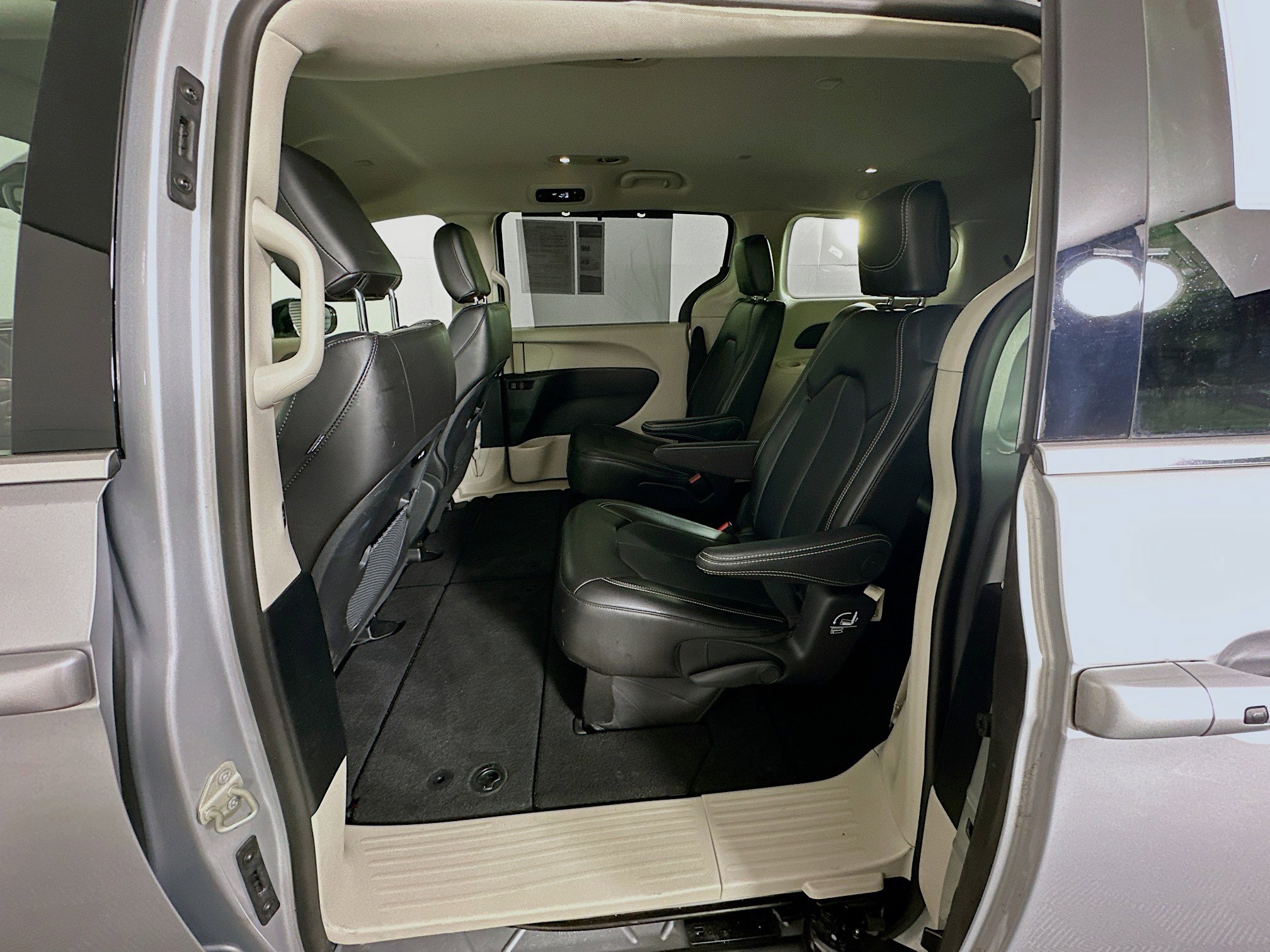 Used 2024 Chrysler Pacifica Touring-L image 26